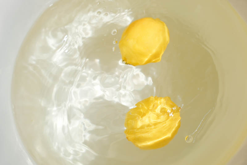 柠檬片在水中漂浮图片