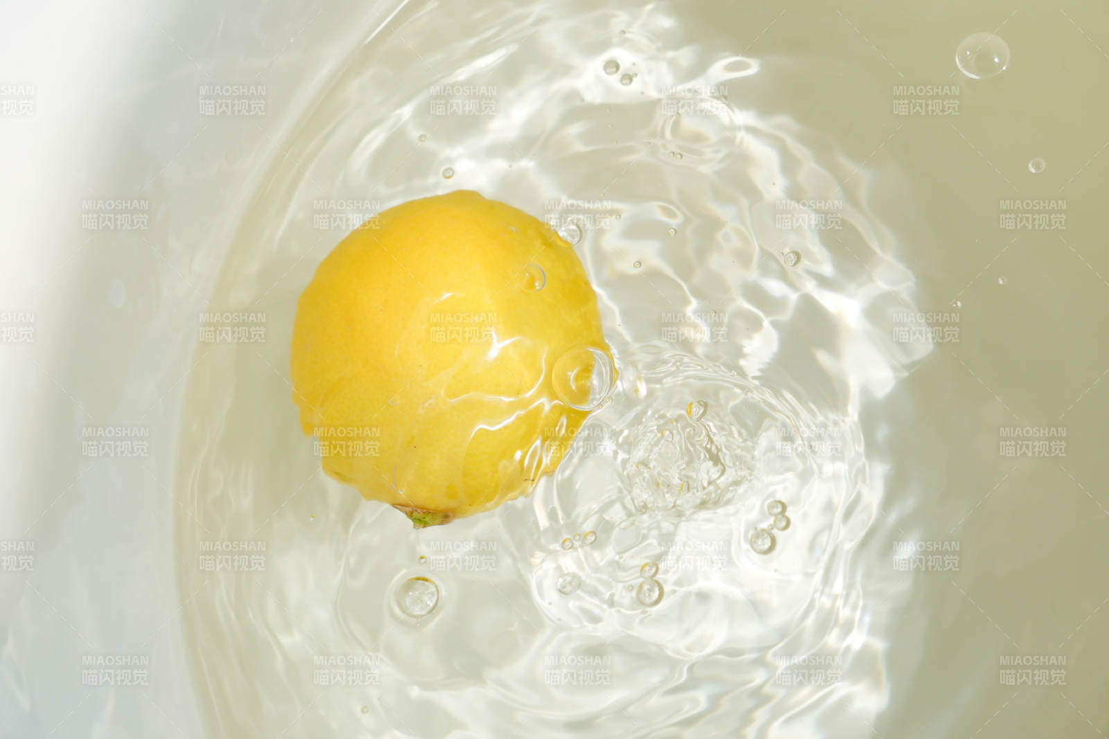 柠檬落入水中溅起水花图片