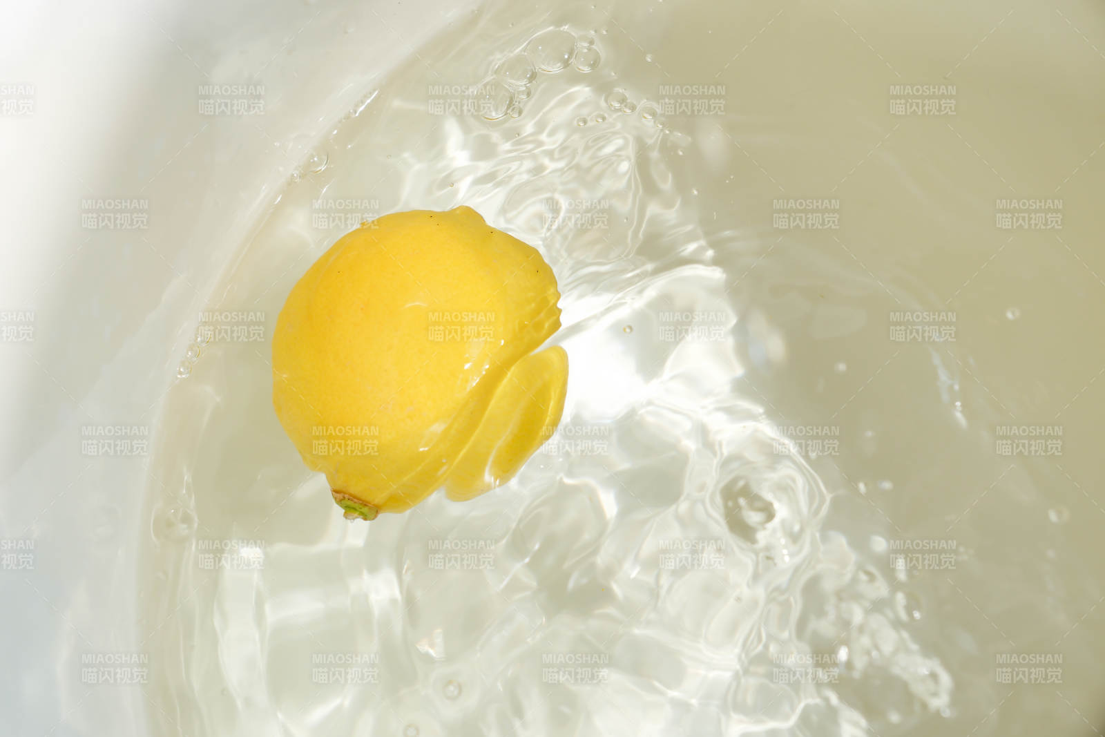 柠檬落入水中溅起水花图片