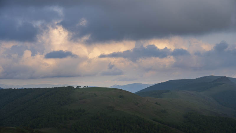 云雾缭绕的山间景色图片