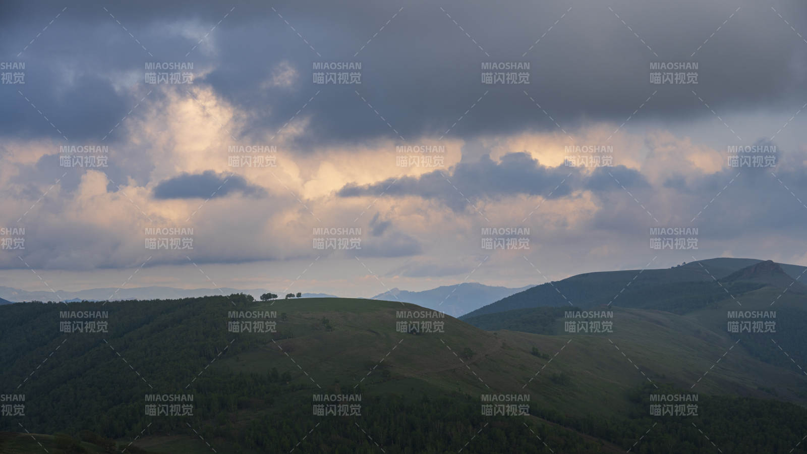 云雾缭绕的山间景色图片