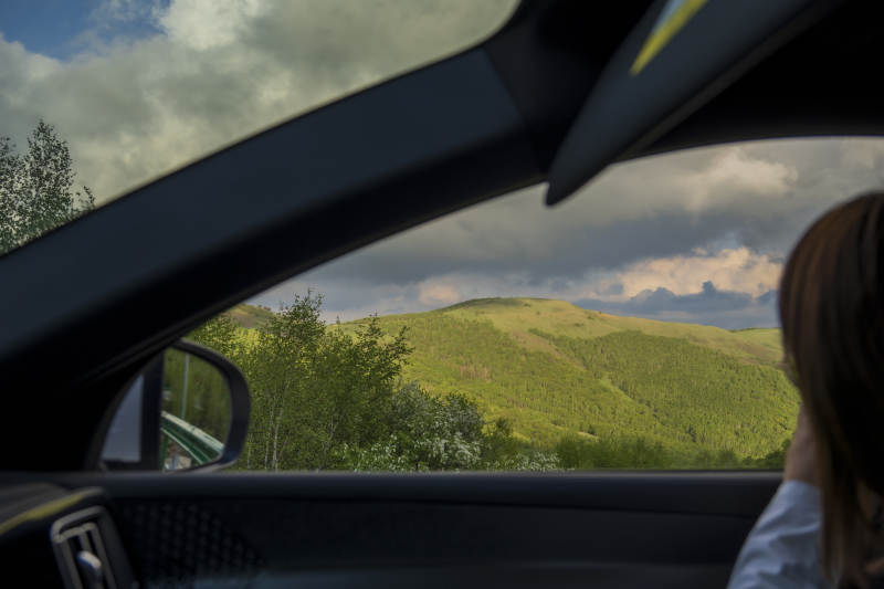 车内远眺青山绿树图片