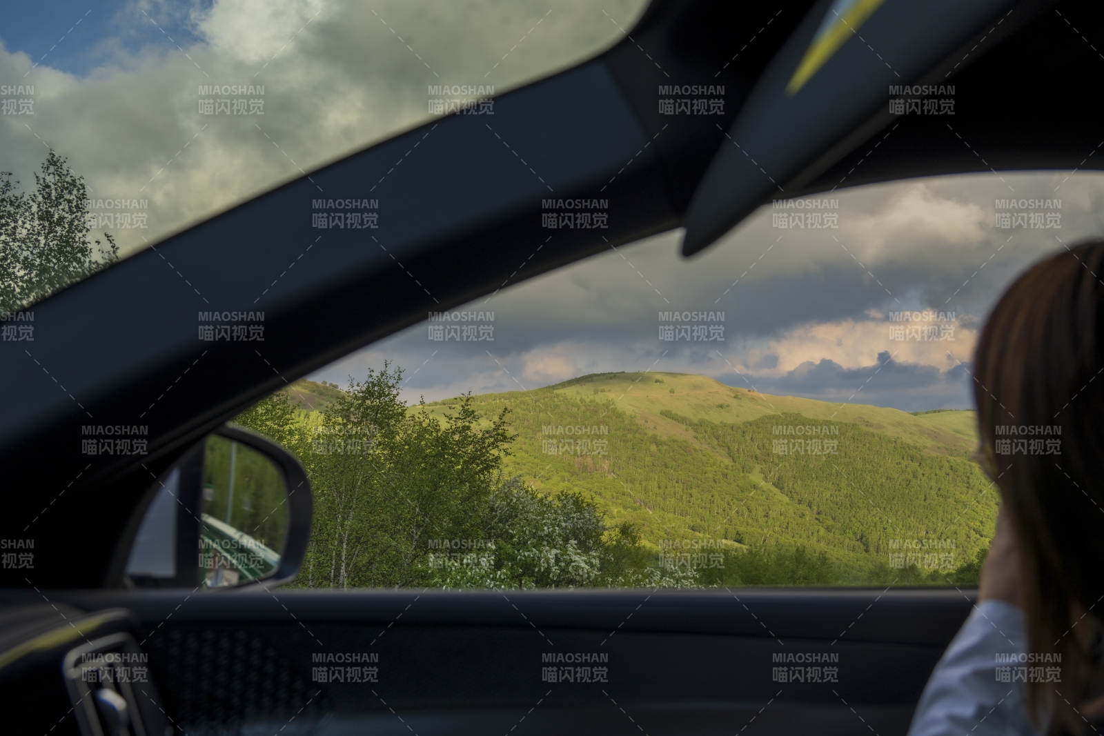 车内远眺青山绿树图片