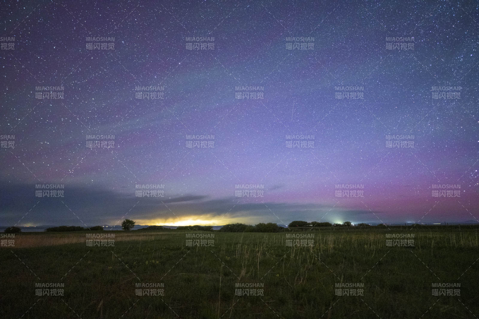 极光爆发的草原图片