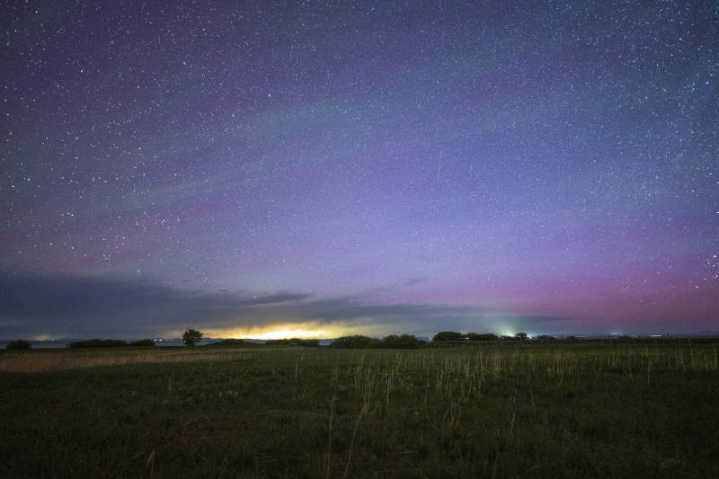 极光爆发的草原图片