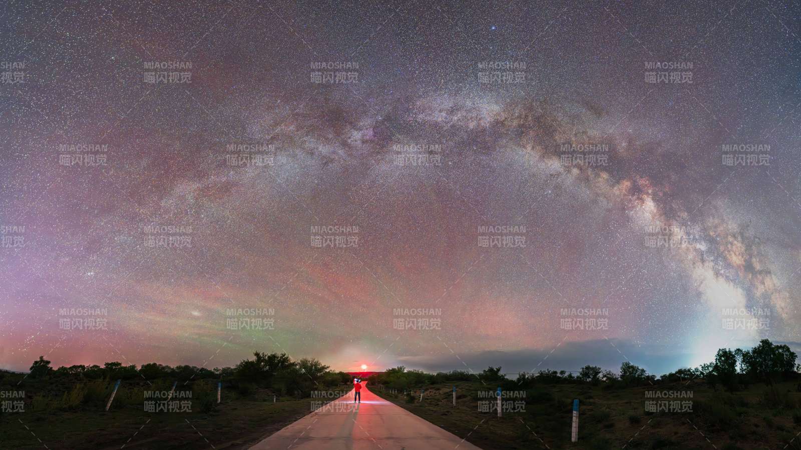 星河璀璨 夜路独行图片