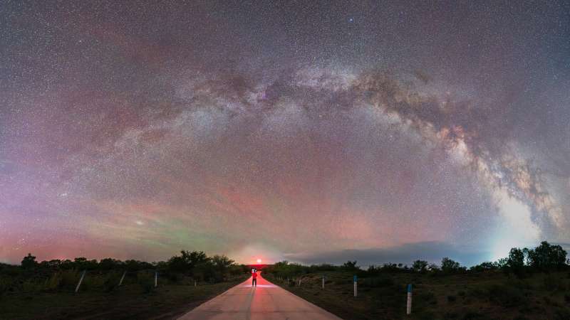 星河璀璨 夜路独行图片