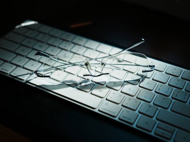 眼镜与键盘的静谧时光图片