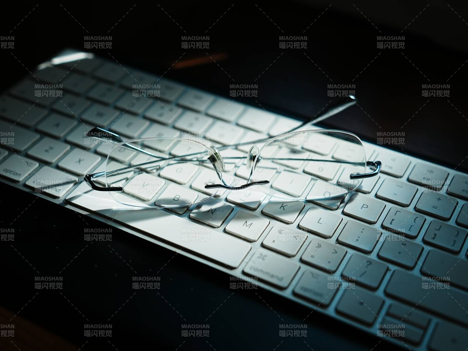 眼镜与键盘的静谧时光图片