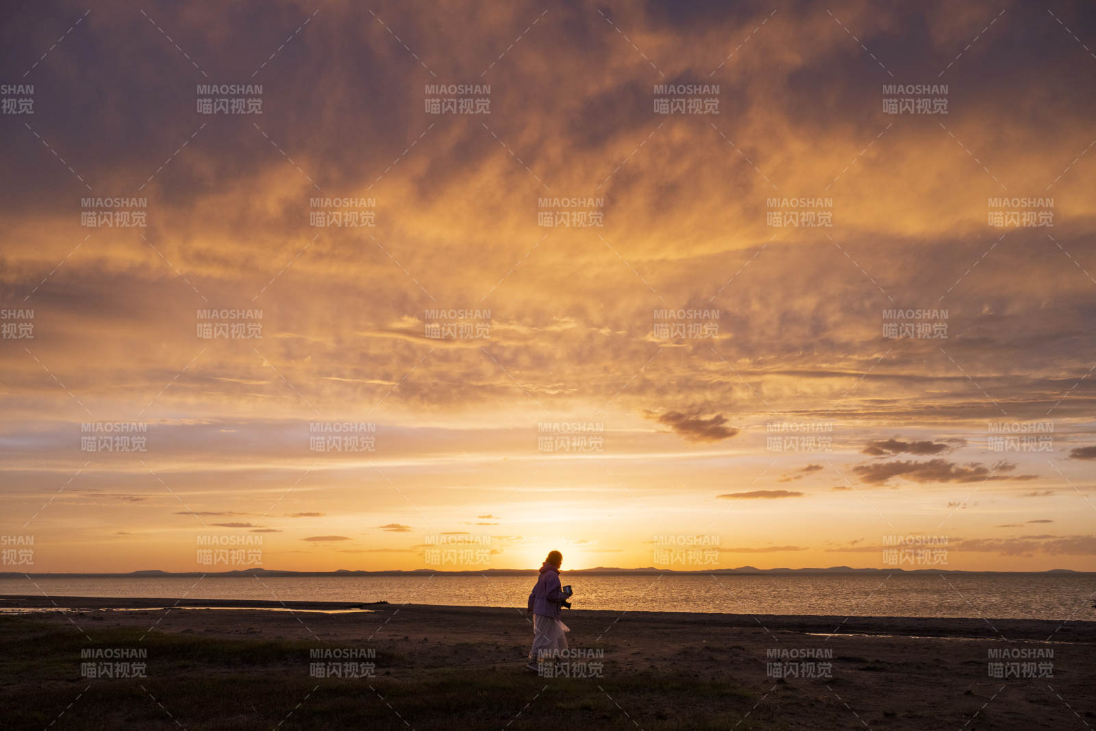 海边日落 一人独行图片