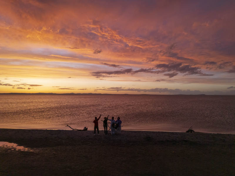 海边日落 四人剪影图片