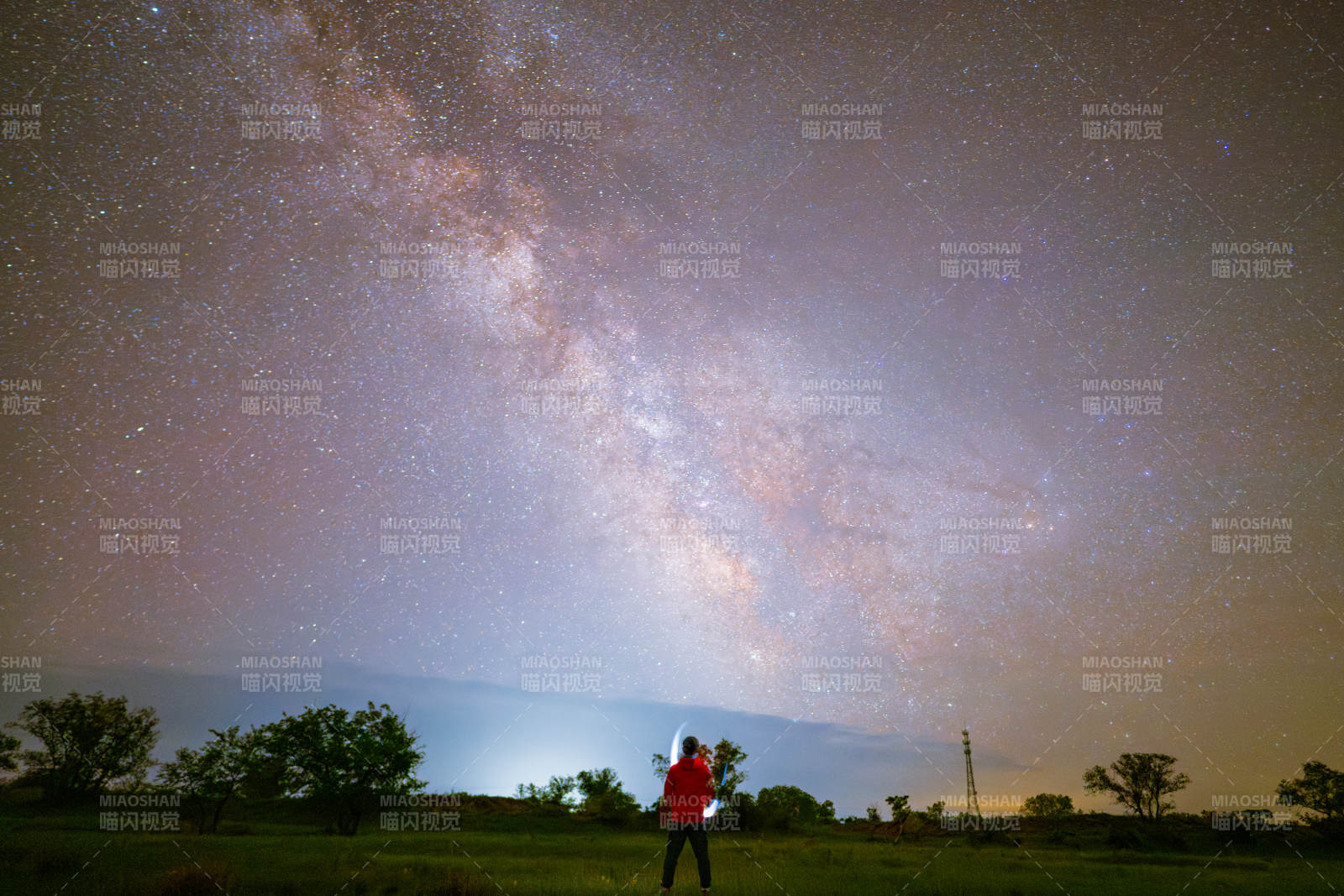 星空下的孤独旅人图片