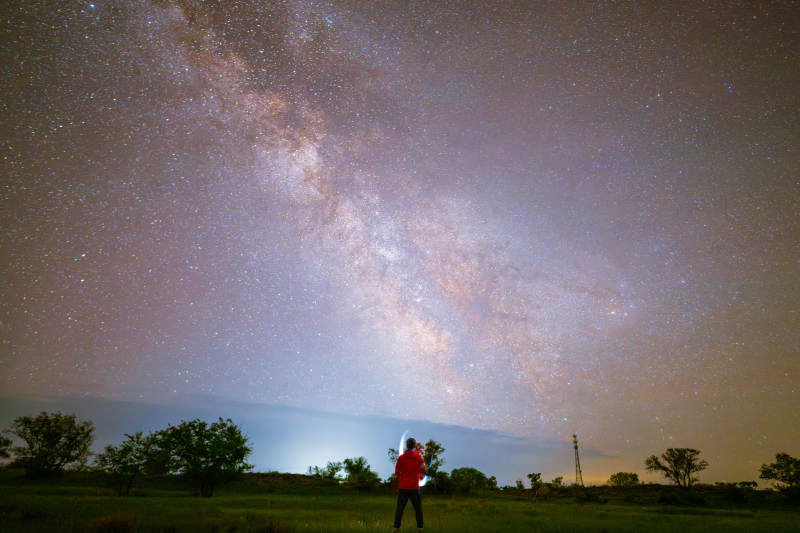 星空下的孤独旅人图片