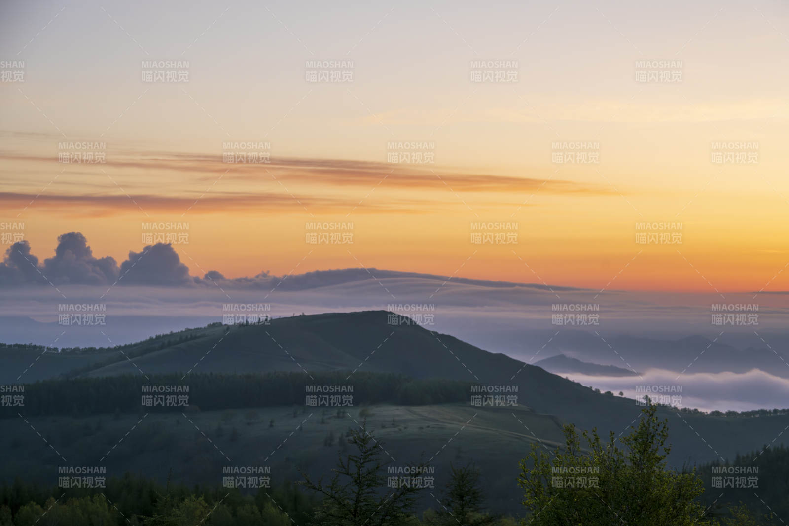 晨曦山雾 静谧之美图片