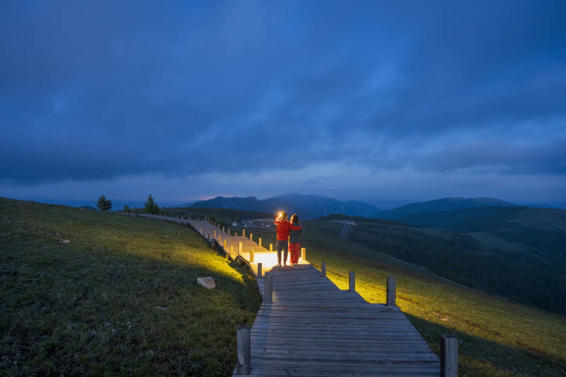 夜幕下的灯光栈道图片