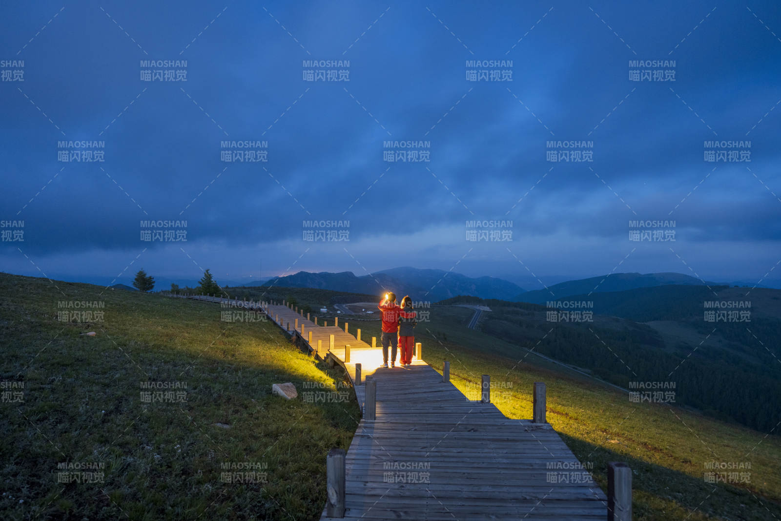 夜幕下的灯光栈道图片