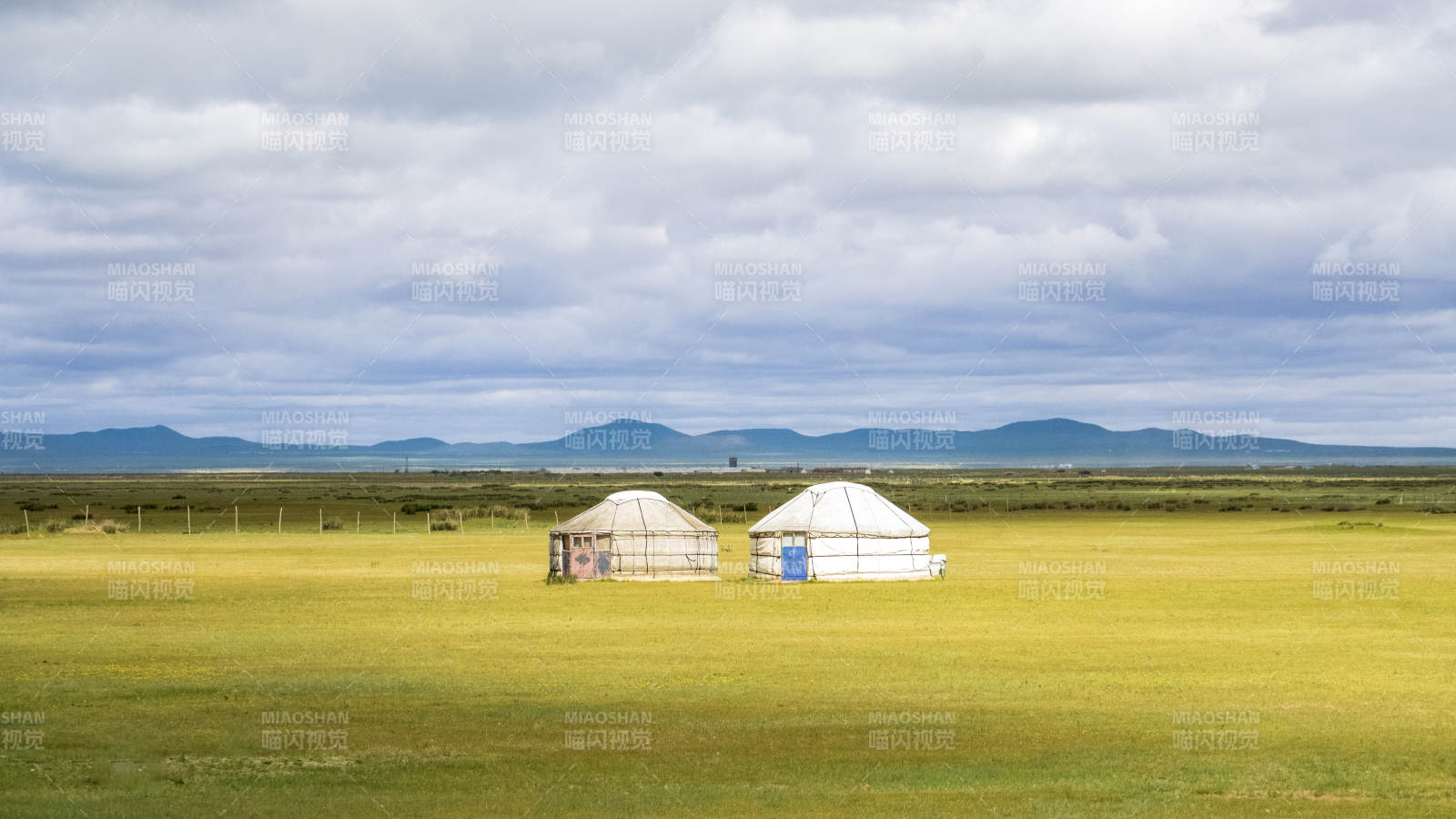 草原上的蒙古包图片