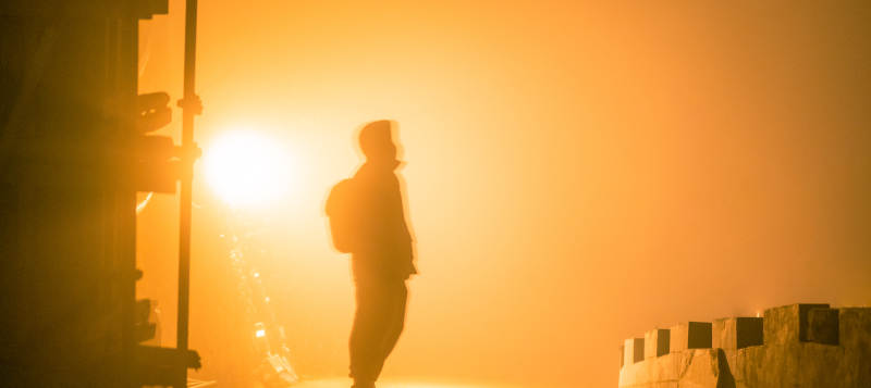 晨曦中的孤独旅人图片