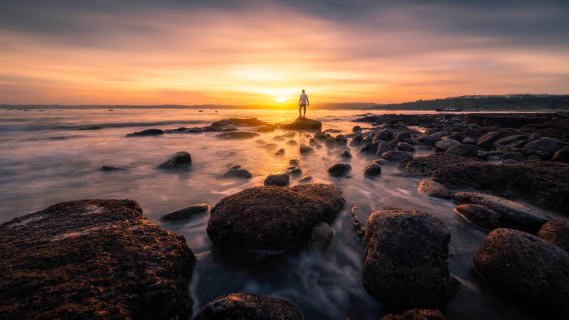 夕阳下的岩石海岸图片