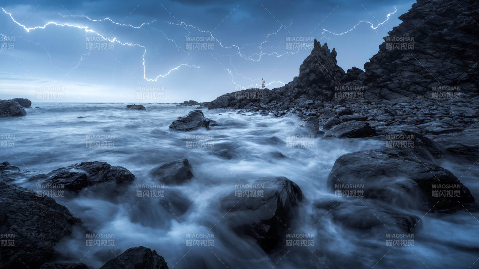 雷电交加的海岸夜景图片