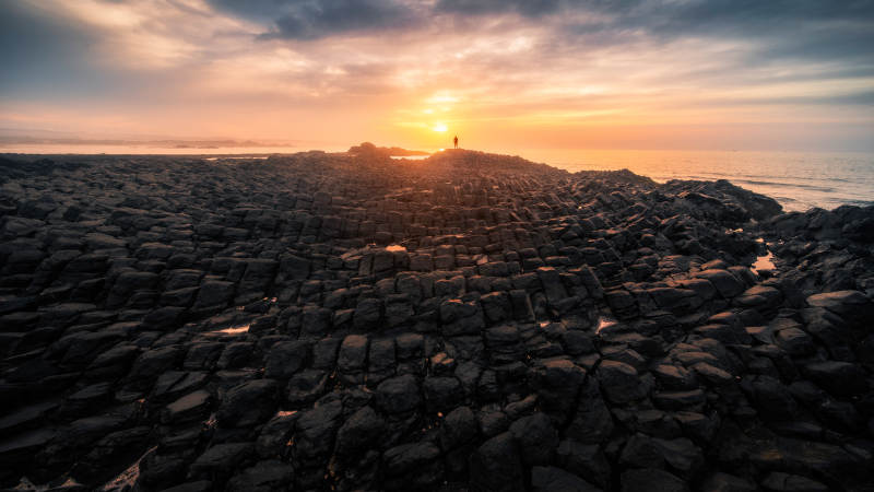 夕阳下的孤独旅人图片
