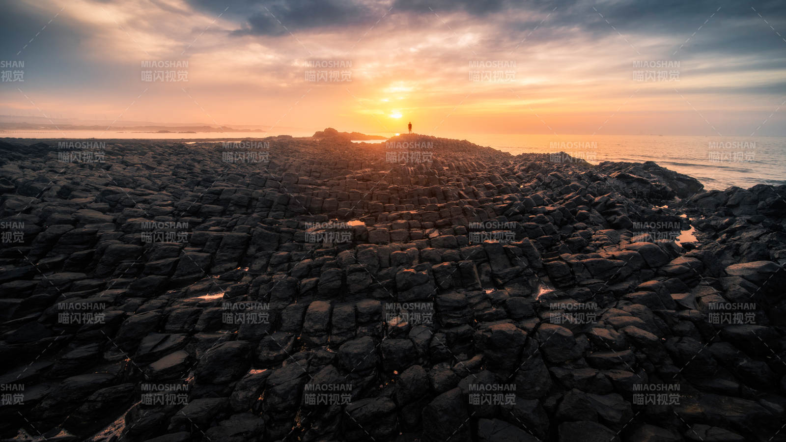 夕阳下的孤独旅人图片