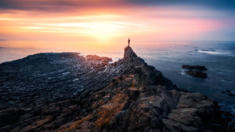 岩礁上的日落剪影图片