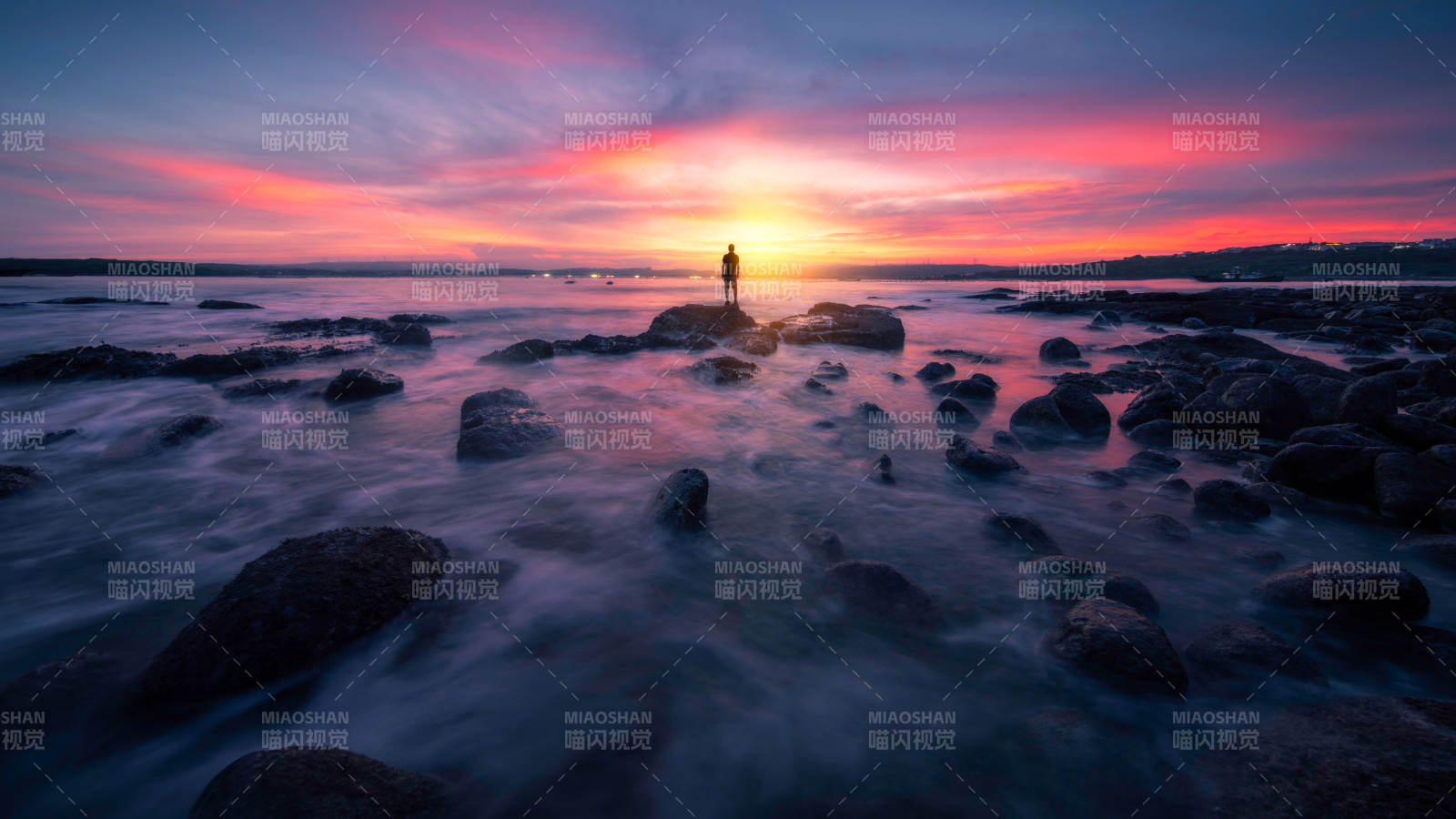 岩礁上的日落剪影图片