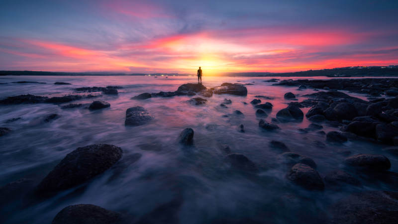 岩礁上的日落剪影图片