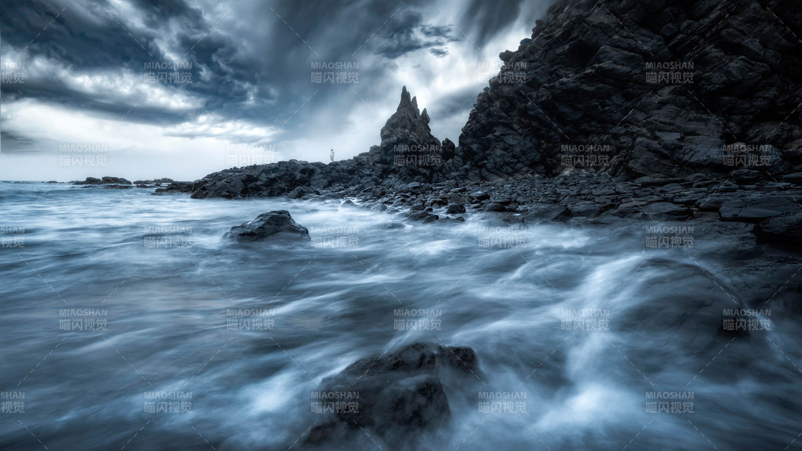 海岸岩石与海浪的交响图片