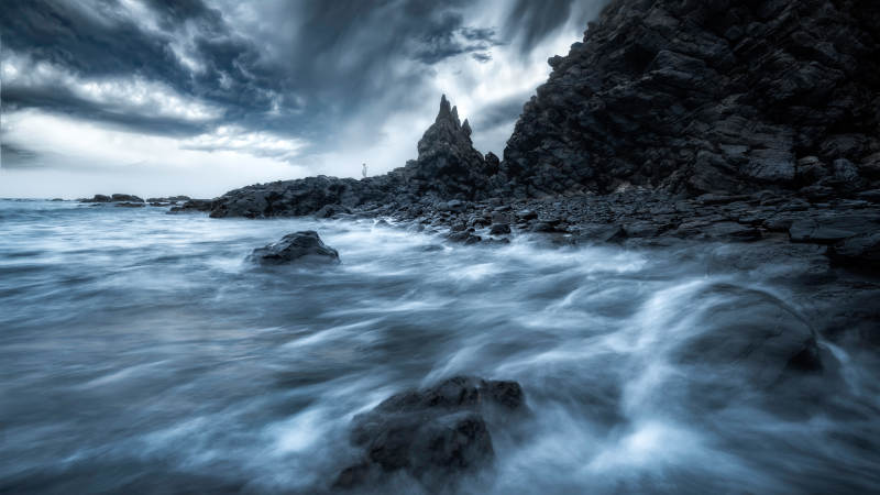 海岸岩石与海浪的交响图片