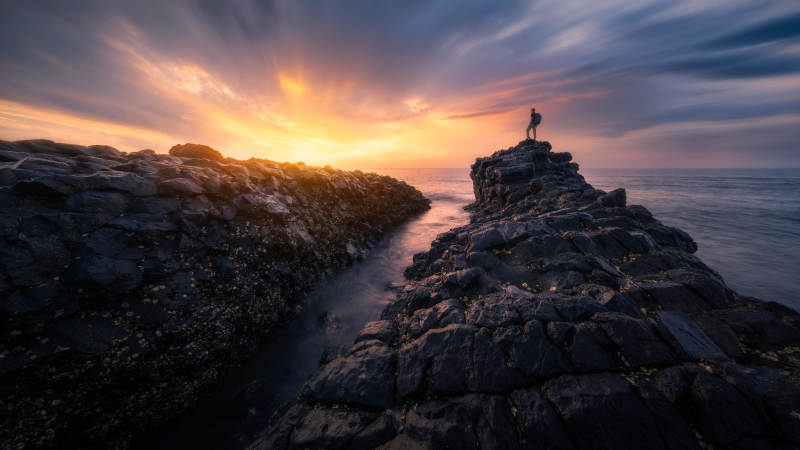 夕阳下的岩石与孤独者图片