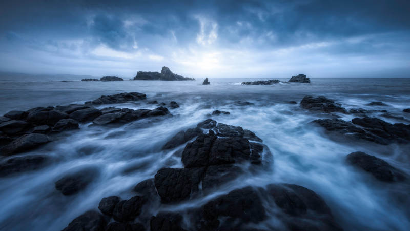 海浪拍打岩石的宁静景象图片