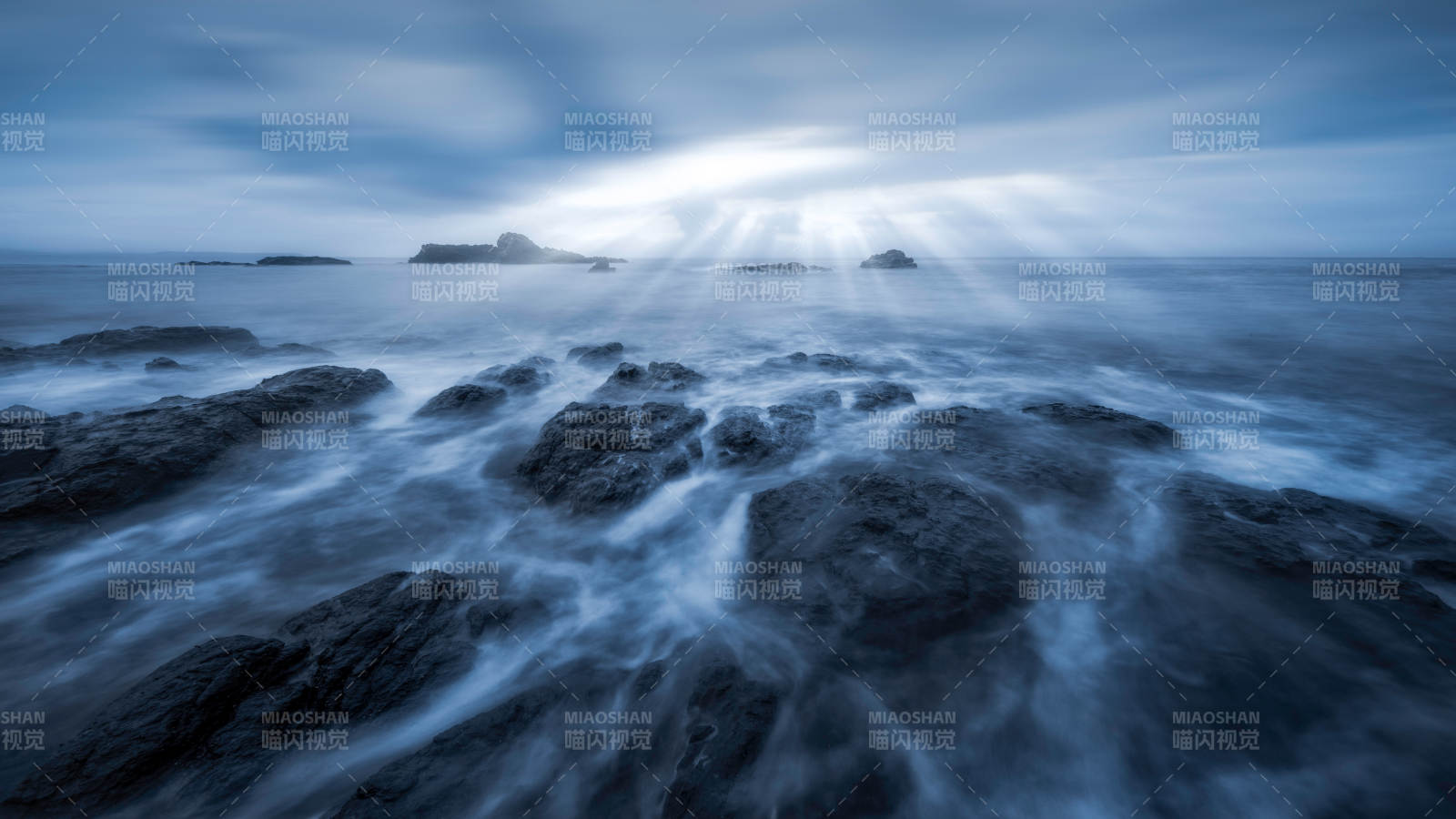 海雾晨光 岩石静谧图片