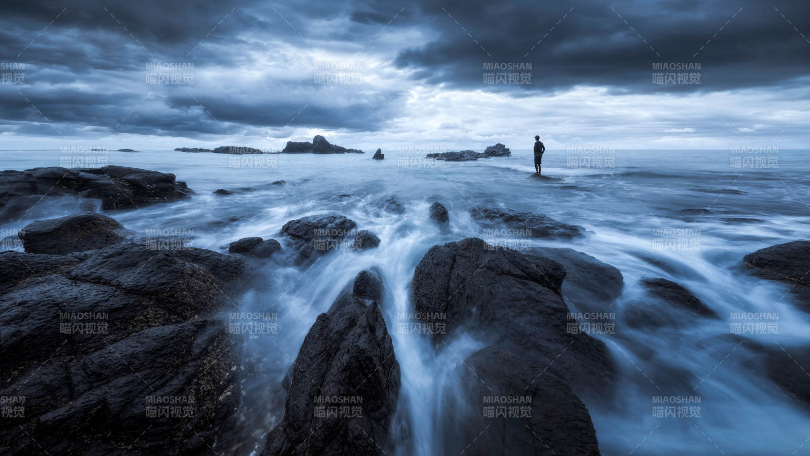 海边孤影 潮水轻抚岩石图片