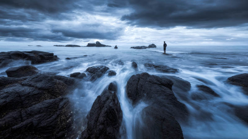 海边孤影 潮水轻抚岩石图片