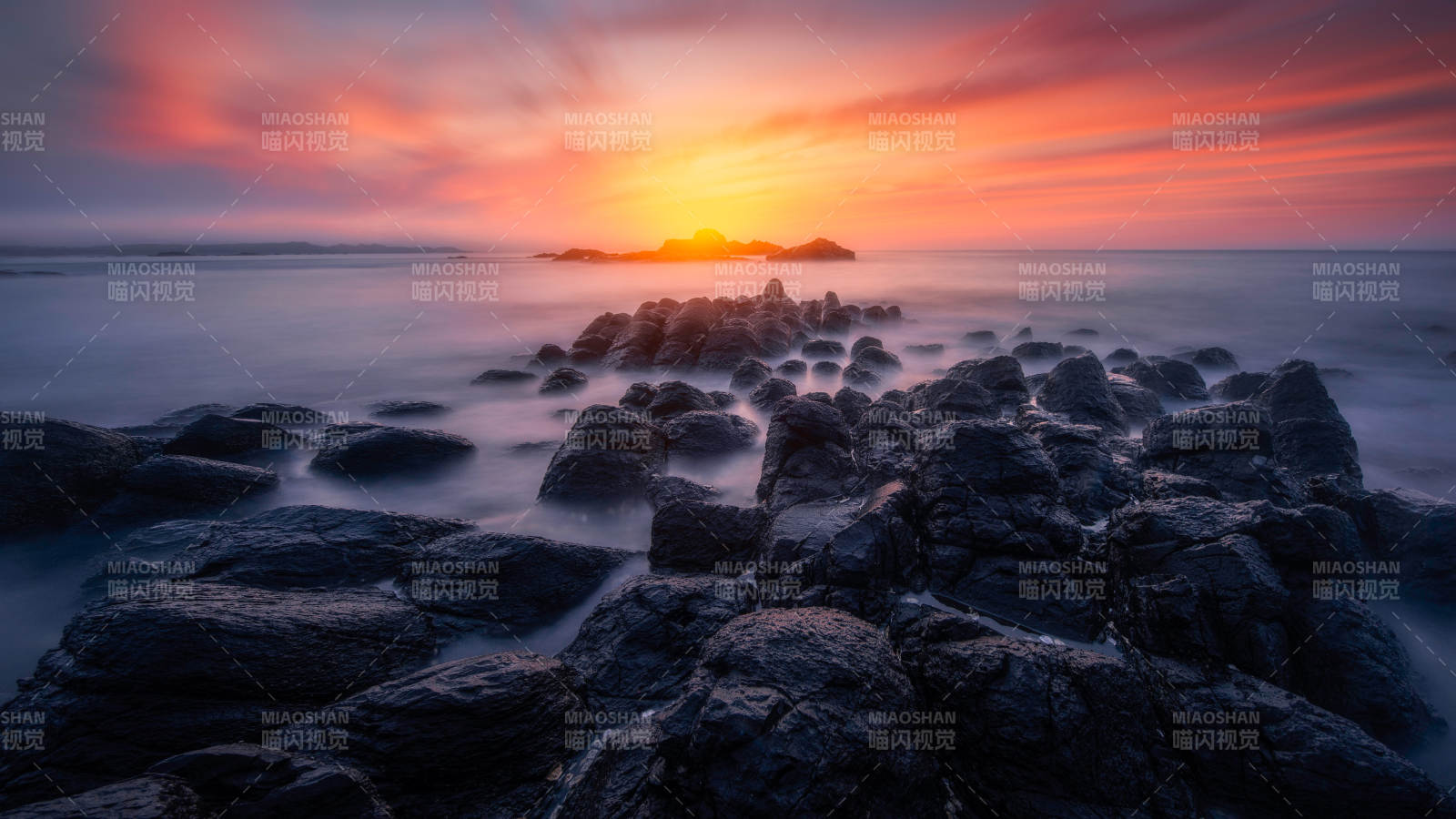 夕阳下的岩石海岸图片