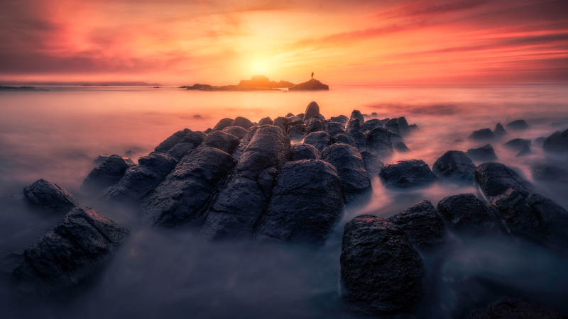 岩石海岸的梦幻日落图片