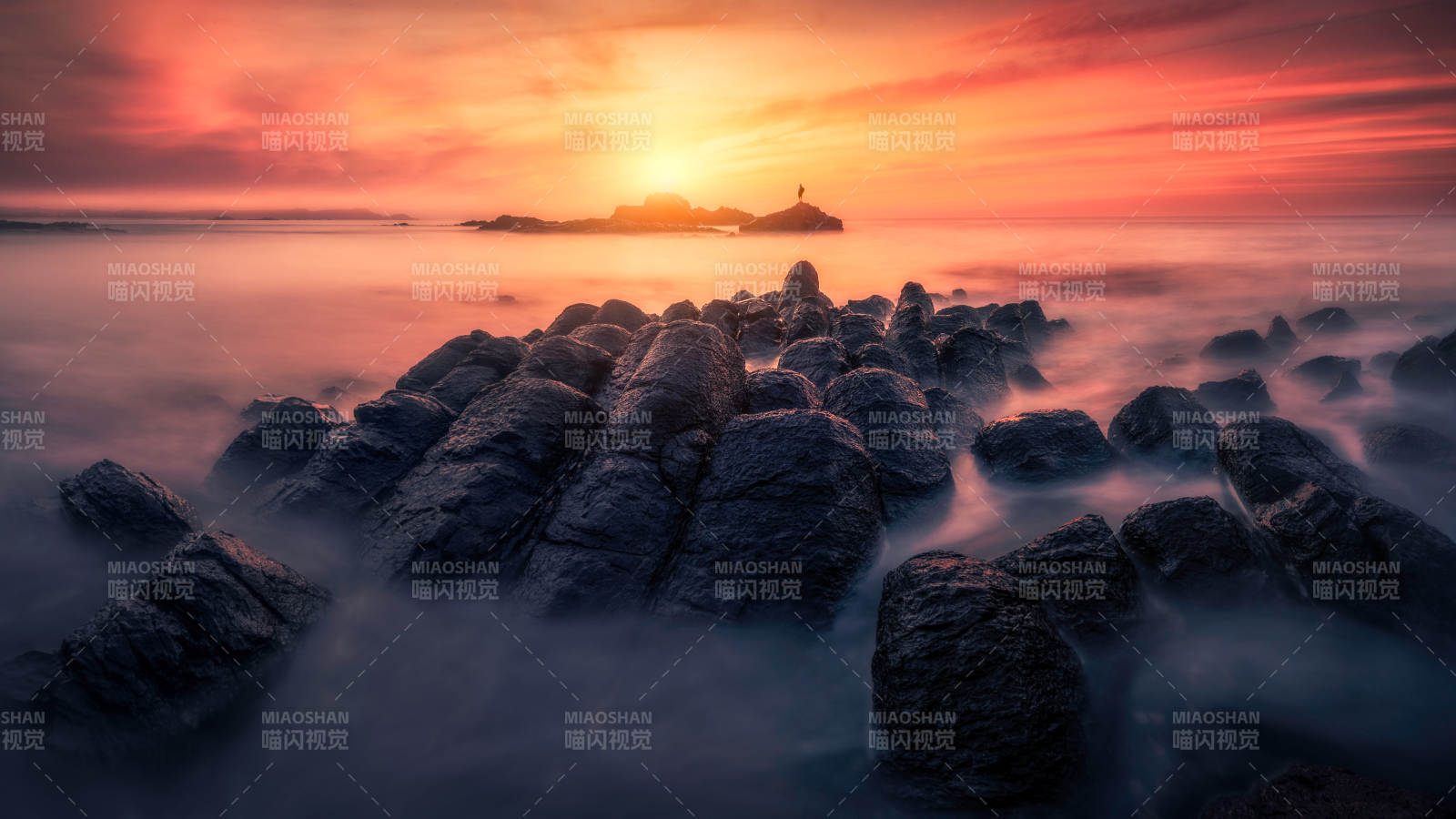 岩石海岸的梦幻日落图片