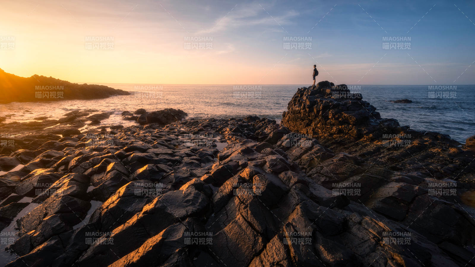 夕阳下的岩石海岸图片