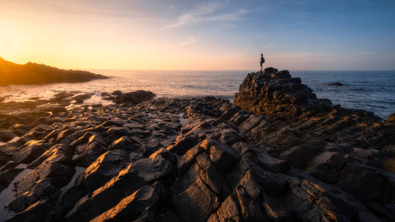 夕阳下的岩石海岸图片