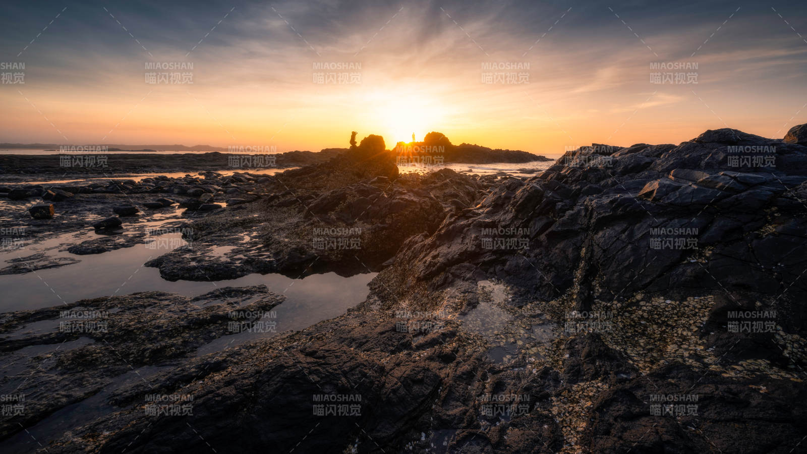 夕阳下的岩石海岸图片