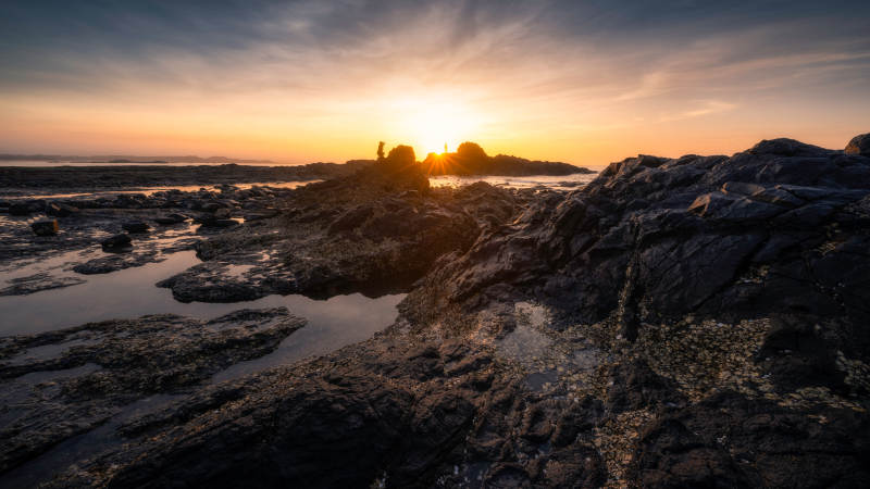 夕阳下的岩石海岸图片