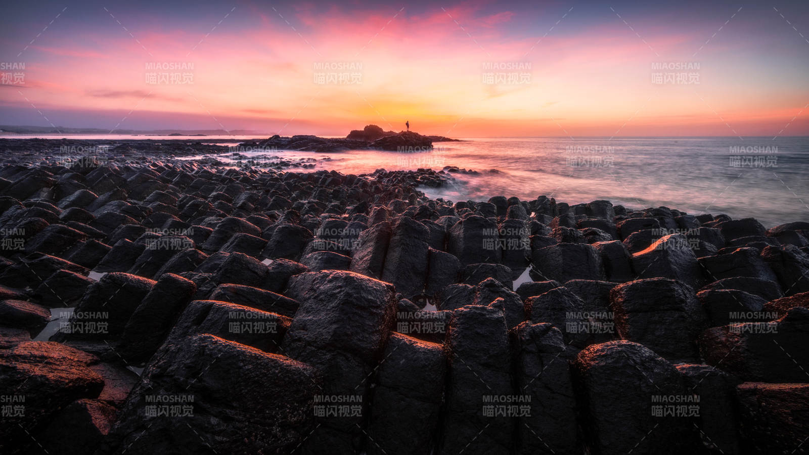 夕阳下的岩石海岸图片