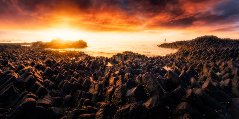 夕阳下的岩石海岸图片