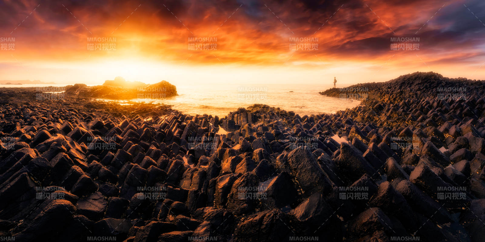 夕阳下的岩石海岸图片