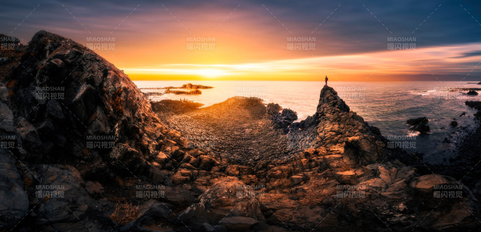 夕阳下的岩石海岸图片