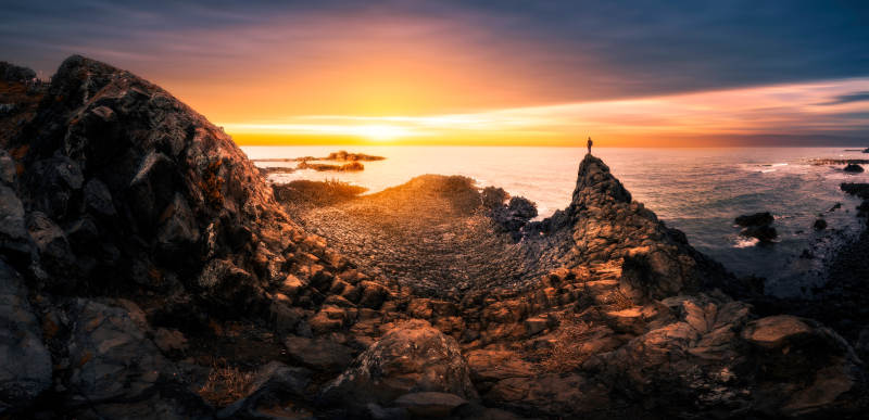 夕阳下的岩石海岸图片