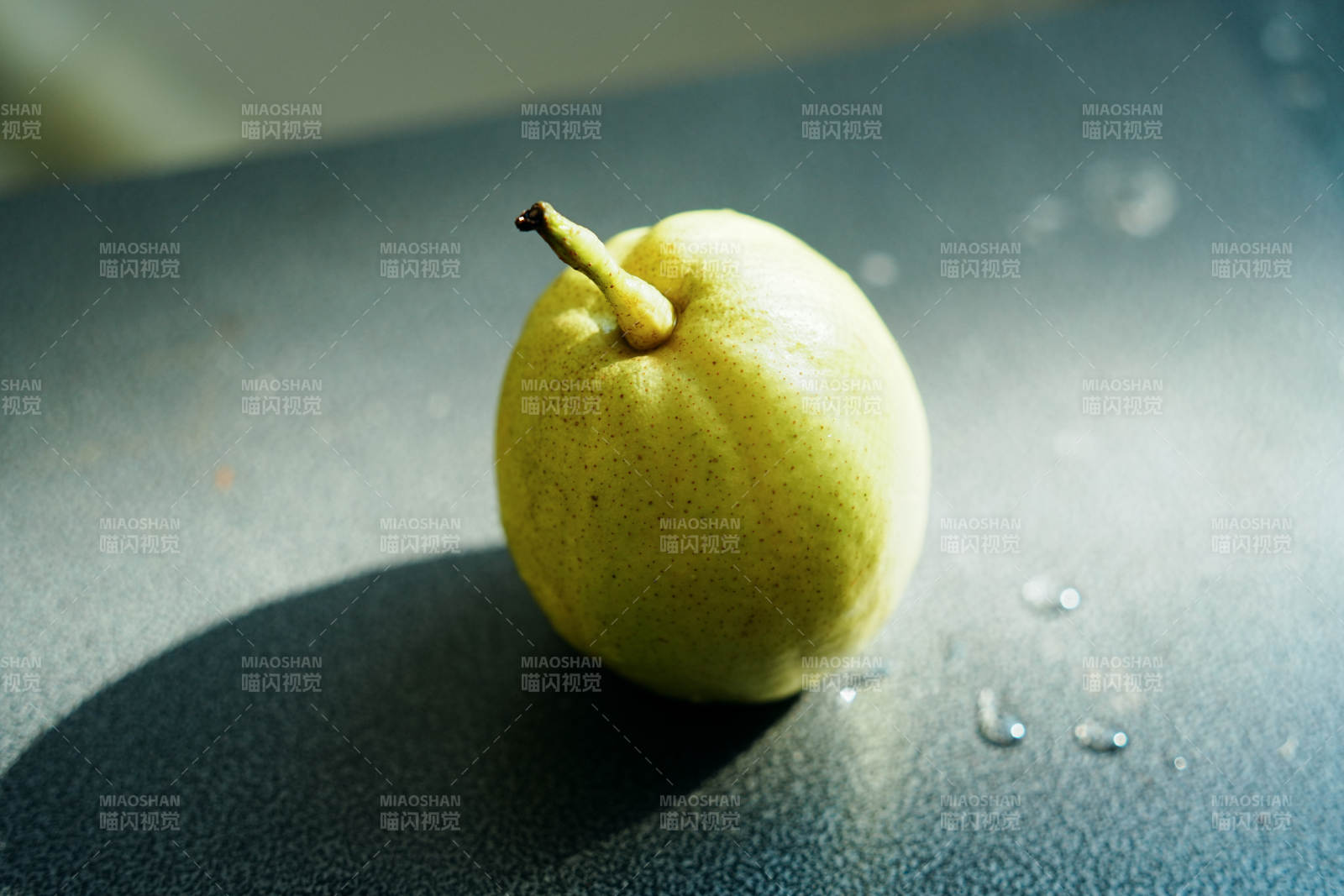 阳光下的梨子图片