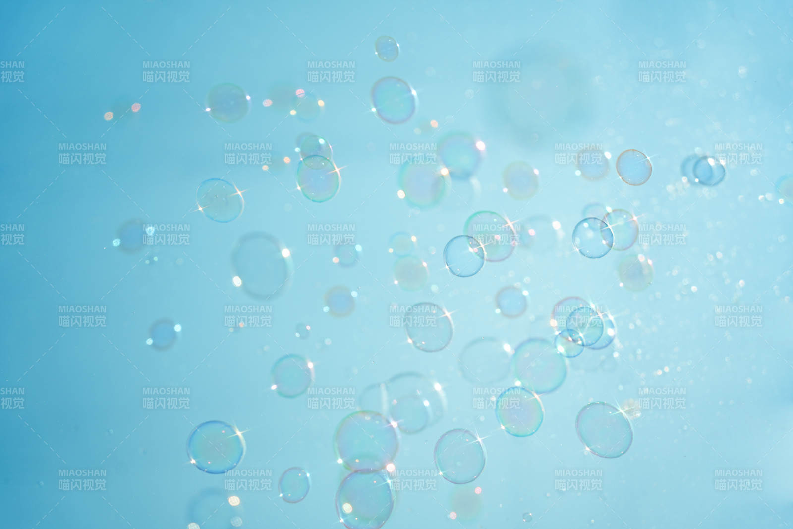 蓝天下的泡泡世界图片